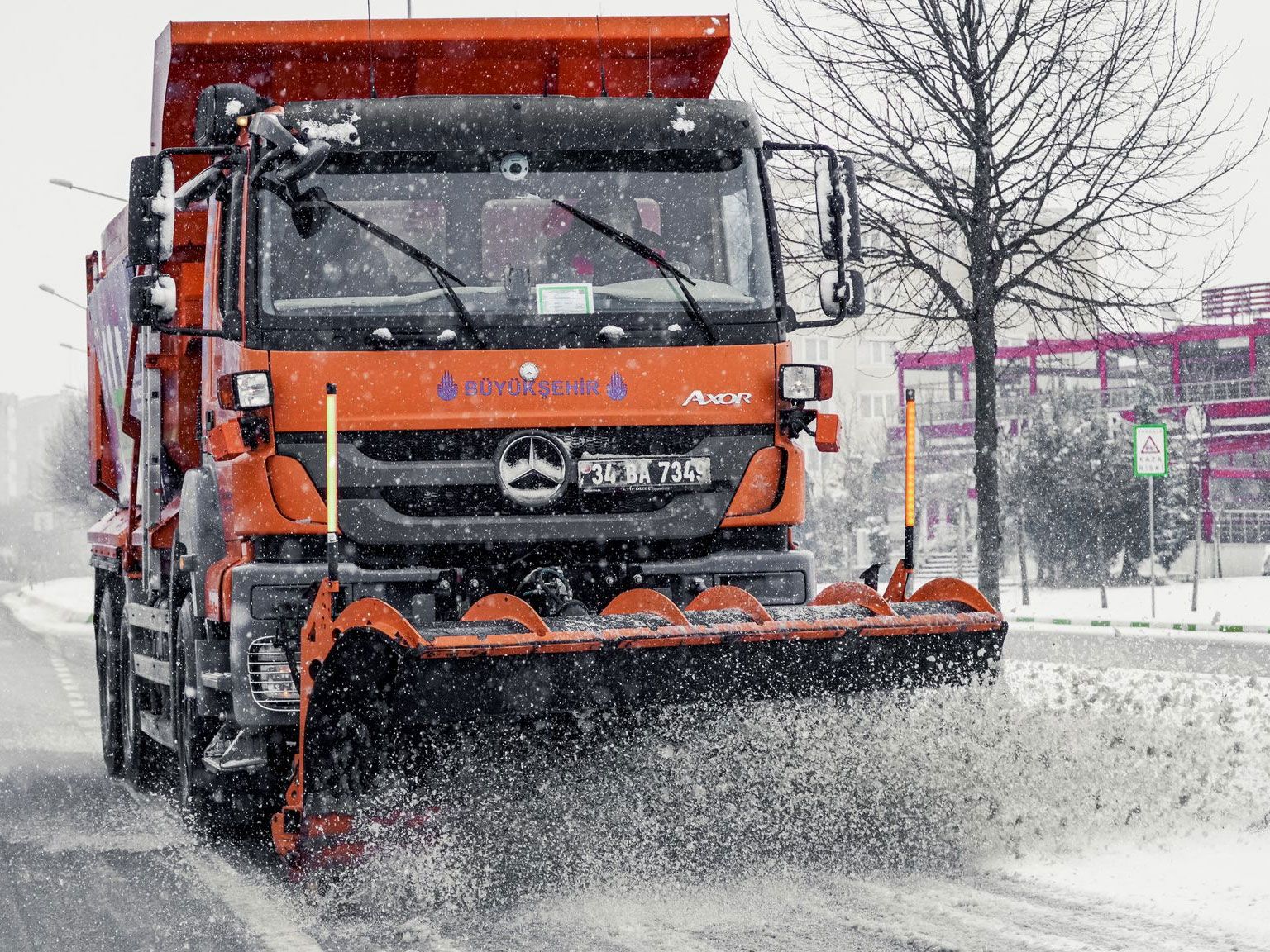 İstanbul'da Kar Yağışı Çalışmalarımız Devam Ediyor