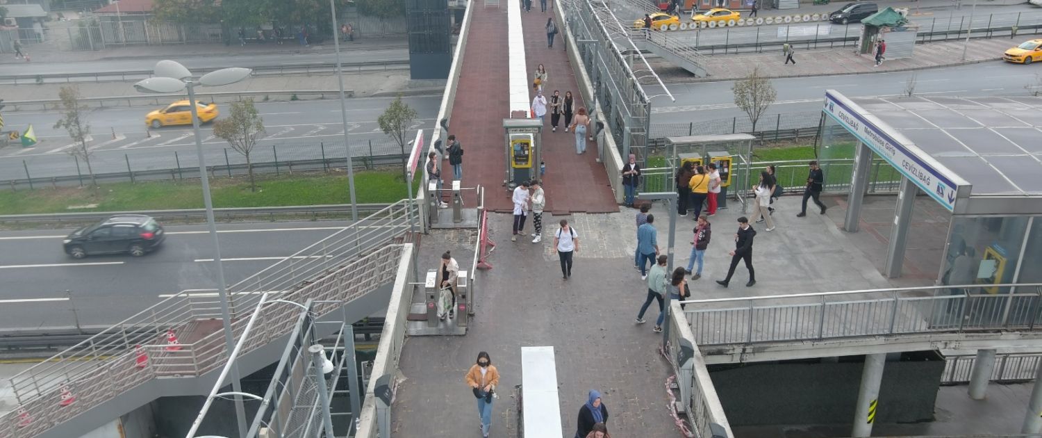 Cevizlibağ Metrobüs Yaya Üst Geçidi